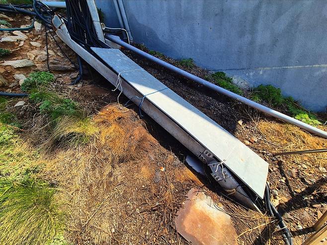 임시방편으로 묶인 배선 시설과 그 아래로 번진 검은 기름 자국. 국가적 자산인 독도의 관리 체계가 얼마나 허술한지를 단적으로 보여주는 현장이다. /독자 제공