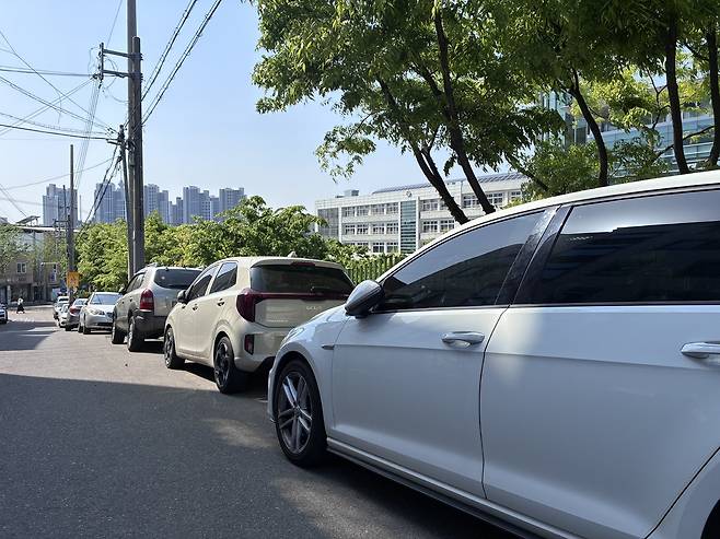 15일 대구교육청 대구미래교육연구원 인근 골목에 주차된 차량들 모습.