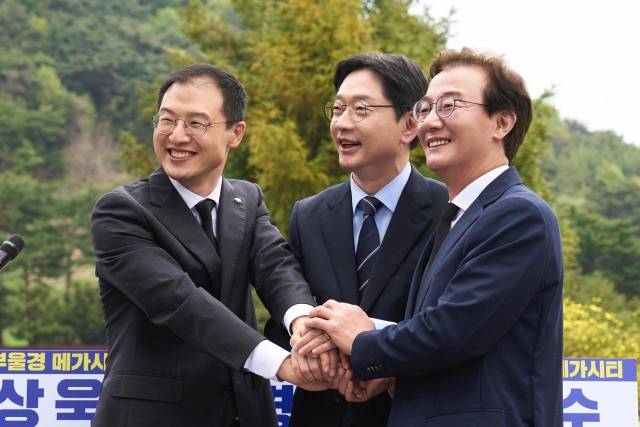 14일 부울경 메가시티 출정식에서 손을 맞잡은 전재수·김경수·김상욱 후보. 민주당 제공
