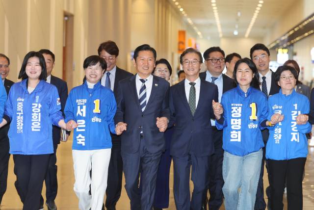 더불어민주당 정청래 대표가 15일 오전 부산 동구 부산항국제전시컨벤션센터에서 열린 현장 최고위원회에서 전재수 부산시장 후보를 비롯한 민주당 구청장 후보들과 손을 잡고 입장하고 있다. 이재찬 기자 chan@