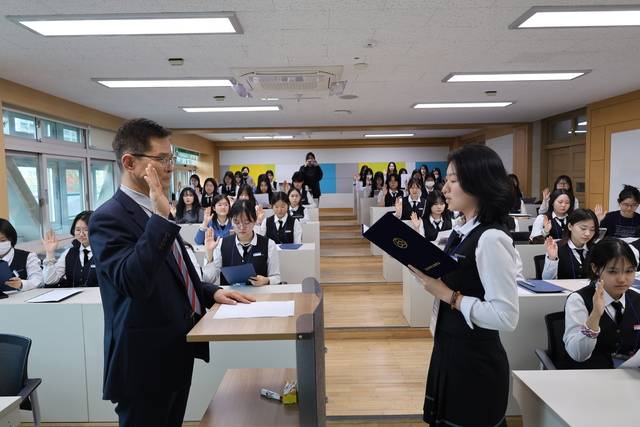 지난 10일 열린 경산여자고등학교 학생기자단 '세상이음줄 경여기자단' 발대식, 학생기자 대표로 나선 2학년 배지윤(오른쪽) 학생과 참가 학생들이 선서하고 있다. 경산여고 제공