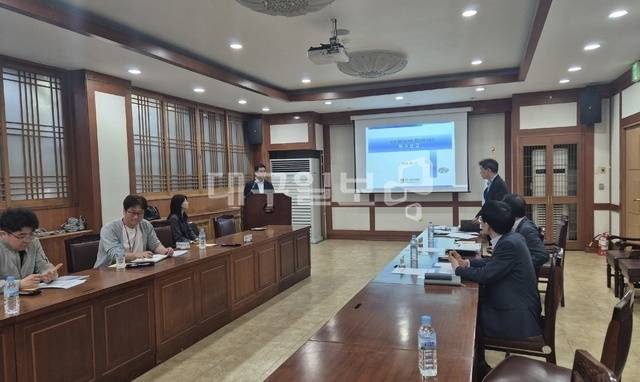 15일 대구시 산격청사에서 열린 '성서자원회수시설 환경상영향조사 용역 착수보고회', 서민우 주민협의체 위원장이 재검증 초구문을 낭독하고 퇴장한 뒤 보고회가 진행되고 있다. 권종민 기자