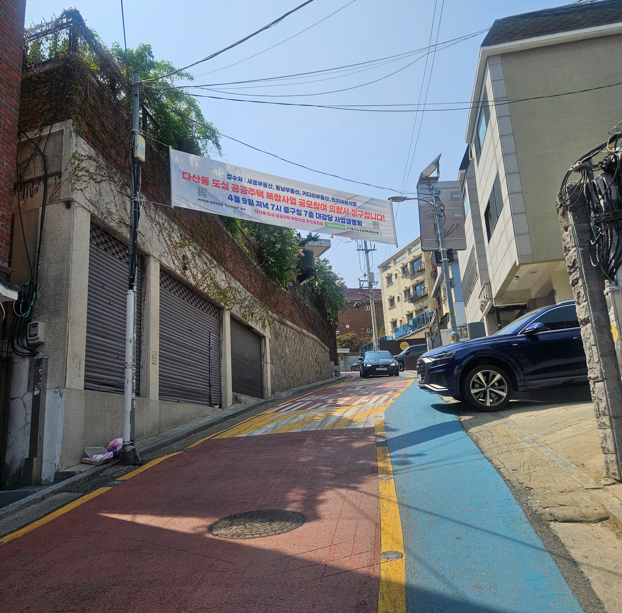 신당 12-1·2·6·7구역(신당동 353-103 일대)에 도심공공주택복합사업 참여를 위한 동의서 접수를 안내하는 현수막이 걸려 있다. [사진=백소희 기자]