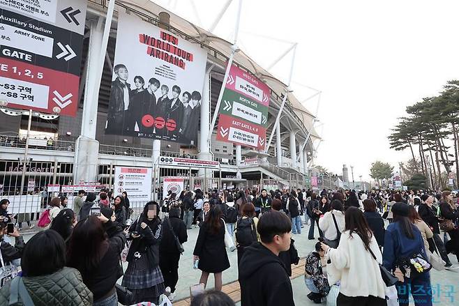 지난 11일 오후 방탄소년단(BTS) 월드투어 ‘아리랑(ARIRANG)’ 첫 공연지인 경기도 고양시 대화동 고양종합운동장이 BTS 팬들로 북적이고 있다. 사진=임준선 기자