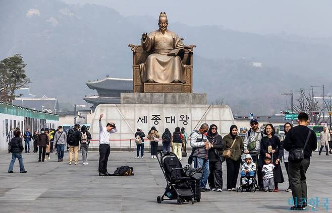 BTS의 광화문 광장 공연 일주일 후인 지난달 27일 광화문 광장 세종대왕상 앞에서 외국인 관광객들이 기념사진을 촬영하고 있다. 사진=최준필 기자