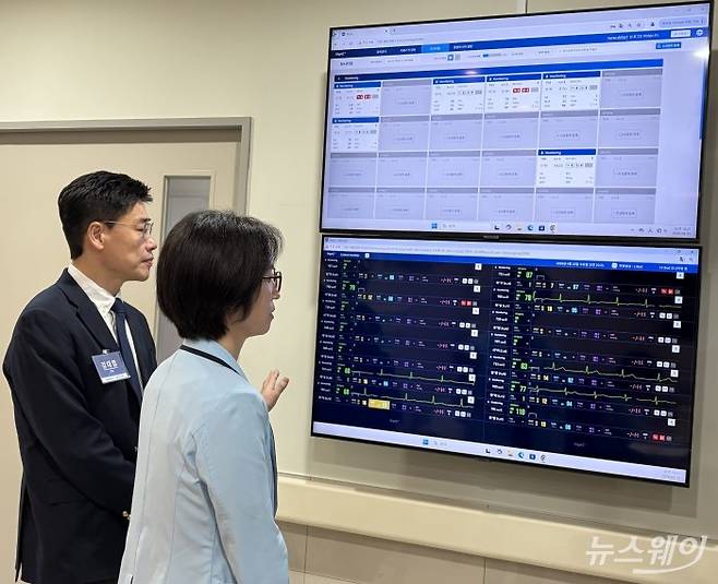 15일 경기 화성 동탄시티병원에서 강대엽 씨어스 부사장과 수간호사가 씽크에 대해 설명하고 있다. 사진=현정인 기자