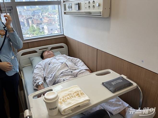 동탄시티병원에서 의료진이 씽크 부착을 시연하고 있다. 사진=현정인 기자