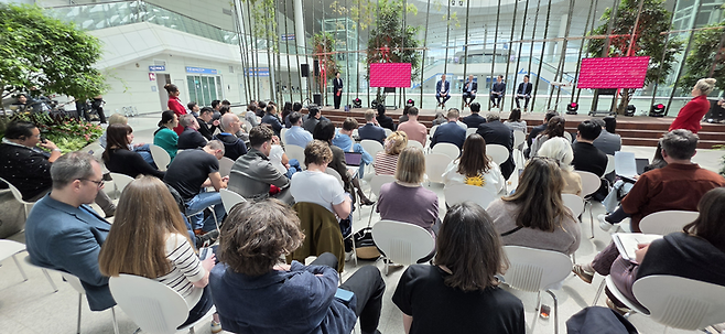 ▲14일 오전 11시 인천국제공항 제2여객 터미널에서 열린 런던 히스로-인천 직항 노선 취항 기념 기자 간담회 현장. 사진=박규빈 기자