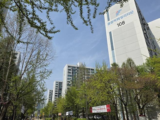 ▲서울 송파구 올림픽훼밀리타운 단지에 정비계획 통과를 알리는 현수막이 게시돼 재건축 기대감이 반영되고 있다. 사진=장혜원 기자