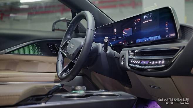 얼티엄 플랫폼 기반의 102kWh 배터리를 탑재해 1회 충전 시 465㎞ 주행이 가능하다. 특히 고급유를 사용하는 동급 내연기관차보다 압도적으로 낮은 유지비를 실현하며, 고유가 시대에 대응하는 럭셔리 카 시장의 새로운 '헤지' 수단으로 자리 잡았다. /김현우 기자