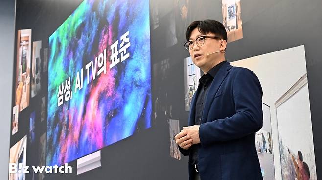 용석우 삼성전자 영상디스플레이사업부장 사장이 15일 서울 서초구 삼성강남에서 신제품 출시 행사 '더 퍼스트룩 서울 2026'에 참석해 제품 발표를 하고 있다./사진=이명근 기자 qwe123@