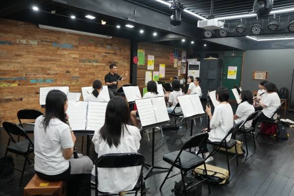 한화청소년오케스트라, 정규 교육시간에 참여해 악기 레슨에 열중하고 있는 단원들의_모습. ⓒ한화그룹