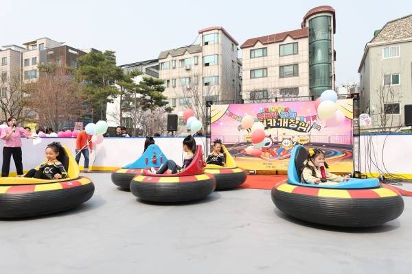 레드로드 발전소 광장에서 어린이들이 '엄빠랑 씽씽 범퍼카'를 타며 즐거운 시간을 보내고 있다. ⓒ마포구
