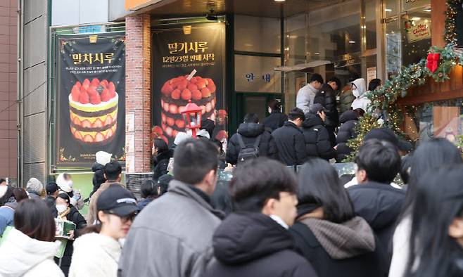 대전 중구 성심당 일대에 빵을 사려는 고객들이 차례를 기다리고 있다. (사진=뉴스1).