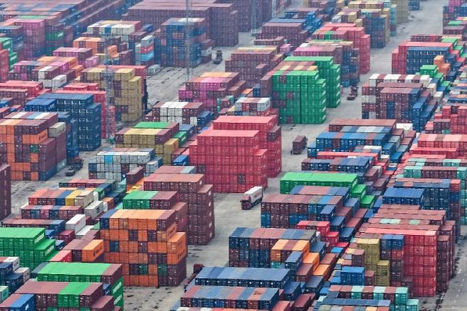 중국 동부 장쑤성 난징항에 화물 컨테이너들이 쌓여 있다. (사진=AFP)
