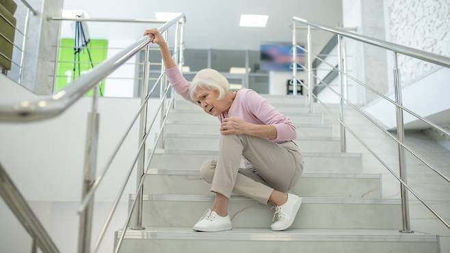 근감소증은 근육이 많이 줄어들어 걷기, 앉았다 일어나기, 물건 쥐기 등이 힘들어지는 상태를 말한다 | 출처: 클립아트코리아