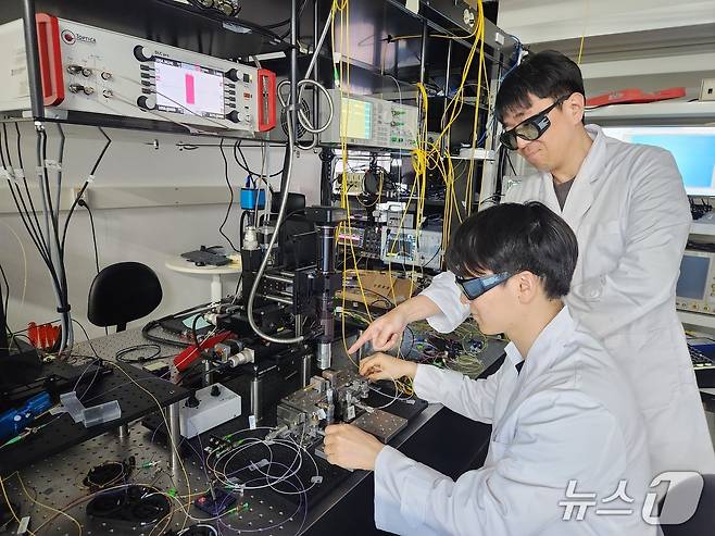 KAIST 전기및전자공학부 김상식 교수(위), 김태원 학부연구생(KAIST 제공) /뉴스1