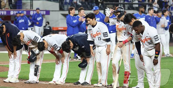 14일 대전 한화생명볼파크에서 열린 2026 신한 SOL KBO리그 삼성 라이온즈와 한화 이글스의 경기에서 9회 역전패 당한 한화 선수단이 인사하고 있다. 2026.4.14 ⓒ 뉴스1 김기남 기자