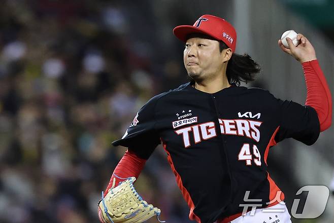 31일 서울 송파구 잠실야구장에서 열린 '2026 신한 SOL KBO리그' 열린 KIA 타이거즈와 LG트윈스의 경기, 8회말 구원 등판한 KIA 김범수가 역투하고 있다. 2026.3.31 ⓒ 뉴스1 오대일 기자