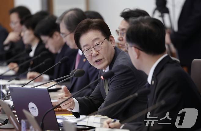 이재명 대통령이 14일 청와대에서 열린 제16회 국무회의 겸 제5차 비상경제점검회의에서 발언을 하고 있다. (청와대통신사진기자단) 2026.4.14 ⓒ 뉴스1 이재명 기자
