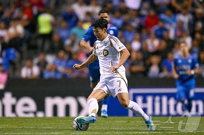 고지대에서 경기를 마친 손흥민 ⓒ AFP=뉴스1