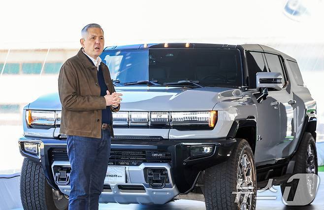 헥터 비자레알 한국GM 사장이 지난 1월 경기 김포 한국타임즈항공에서 열린 GMC 브랜드 데이에서 GMC 전기 SUV·픽업 '허머 EV'를 배경으로 발표하는 모습. 2026.1.27 ⓒ 뉴스1 이호윤 기자