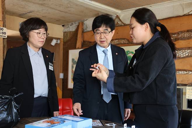 인태연 소상공인시장진흥공단 이사장이 강원 영월 지역을 방문해 의견을 듣고 있다.(소상공인시장진흥공단 제공)