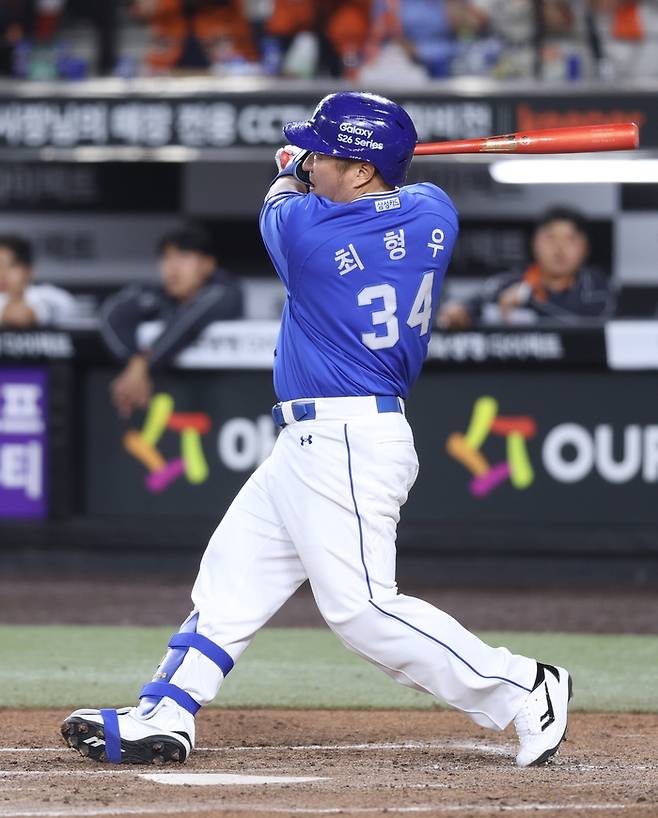 삼성 최형우가 14일 대전 한화생명 볼파크에서 열린 2026 KBO리그 정규시즌 한화전에서 통산 2600호 안타를 치고 있다. 사진 | 삼성 라이온즈