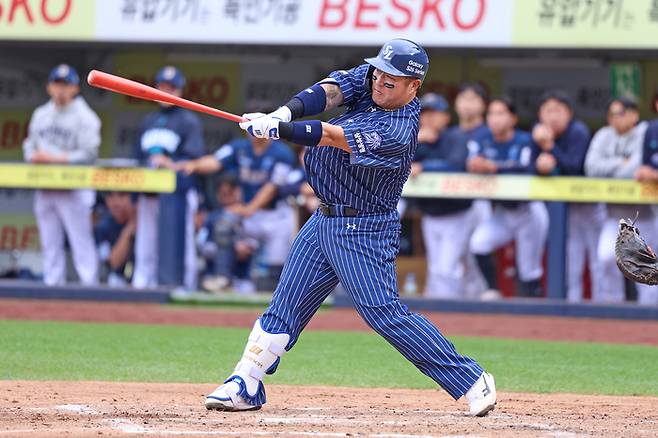 삼성 최형우가 12일 대구삼성라이온즈파크에서 열린 2026 KBO리그 정규시즌 NC전에서 안타를 치고 있다. 사진 | 삼성 라이온즈