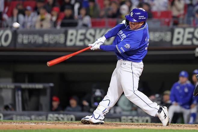 삼성 최형우가 7일 광주-기아 챔피언스 필드에서 열린 2026 KBO리그 KIA전에서 9회초 스리런 홈런을 때리고 있다. 사진 | 삼성 라이온즈