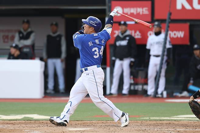 삼성 최형우가 4일 수원케이티위즈파크에서 열린 2026 KBO리그 정규시즌 KT와 경기에서 홈런을 터뜨리고 있다. 사진 | 삼성 라이온즈