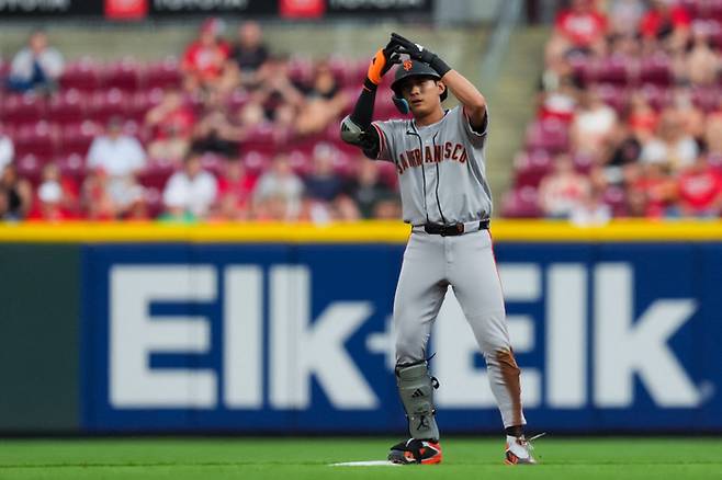 이정후가 15일(한국 시간) 미국 오하이오주 신시내티 그레이트아메리칸볼파크에서 열린 2026 메이저리그(ML) 신시내티전에서 2루타를 친 후 세리머니를 하고 있다. 사진 | 신시내티=Imagn Images 연합뉴스