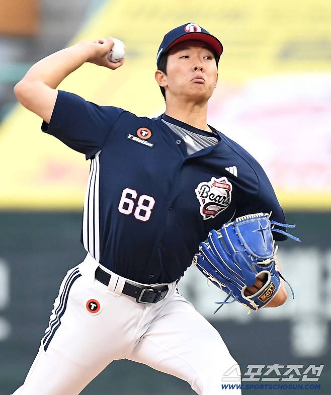 14일 인천 SSG랜더스필드에서 열린 SSG와 두산의 주중 3연전 첫 번째 경기. 선발 투구하고 있는 두산 최민석. 인천=송정헌 기자songs@sportschosun.com/2026.04.14/