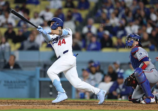 LOS ANGELES, CALIFORNIA - APRIL 10: Andy Pages #44 of the Los Angeles Dodgers hits a two run home run in front of Danny Jansen #9 of the Texas Rangers, to take a 7-4 lead, during the eighth inning at Dodger Stadium on April 10, 2026 in Los Angeles, California. Harry How/Getty Images/AFP (Photo by Harry How / GETTY IMAGES NORTH AMERICA / Getty Images via AFP)
<저작권자(c) 연합뉴스, 무단 전재-재배포, AI 학습 및 활용 금지>