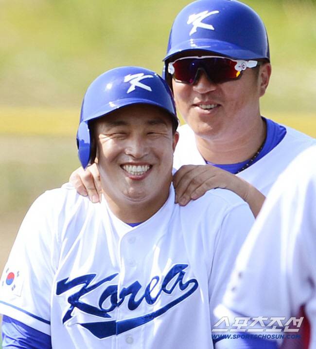 김인식 감독이 이끄는 WBC(월드베이스볼클래식) 대표팀이 21일 일본 오키나와 구시카와구장에서 훈련을 했다. 손아섭이 최형우가 자신의 어깨를 주물러주자 간지럼을 타며 웃고 있다. 

오키나와=정재근 기자 cjg@sportschosun.com/2017.02.21/