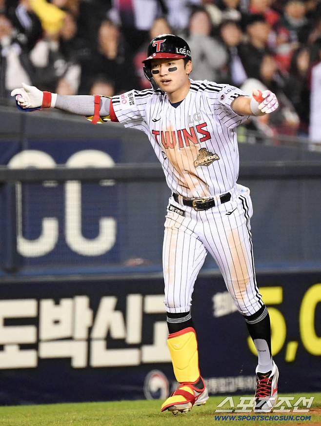 11일 잠실구장에서 열린 LG와 SSG의 경기. 8회말 무사 1,2루 LG 박해민이 역전 적시타를 날린 뒤 환호하고 있다. 잠실=박재만 기자 pjm@sportschosun.com/2026.04.11/