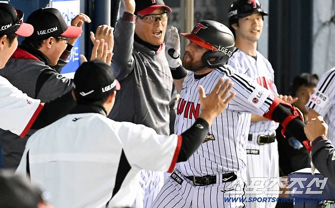 14일 잠실구장에서 열린 LG와 롯데의 경기. 8회말 LG 오스틴이 솔로포를 날린 뒤 환호하고 있다. 잠실=박재만 기자 pjm@sportschosun.com/2026.04.14/