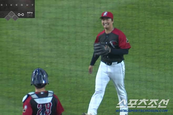 디트로이트 더블A에서 뛰고 있는 고우석이 15일(한국시각) 6회초 4번타자를 3구삼진으로 잡고 이닝을 마친 뒤 더그아웃으로 들어가며 포수를 보고 활짝 웃고 있다.  이리 시울브즈 X( 구 트위터) 영상 캡쳐