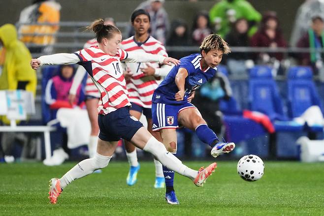 Japan forward Mina Tanaka, right, chips the ball past United States defender Emily Sonnett, left, during the second half of an international friendly soccer match Tuesday, April 14, 2026, in Seattle. (AP Photo/Lindsey Wasson)
<저작권자(c) 연합뉴스, 무단 전재-재배포, AI 학습 및 활용 금지>