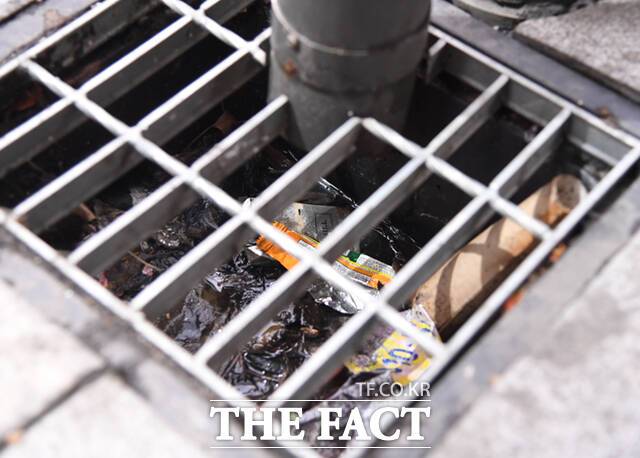 최근 서울시와 자치구들은 여름 장마철에 대비해 빗물받이와 하수관로 정비에 나서고 있다. 사진은 빗물받이에 빗물과 쓰레기가 뒤섞인 모습. /더팩트 DB