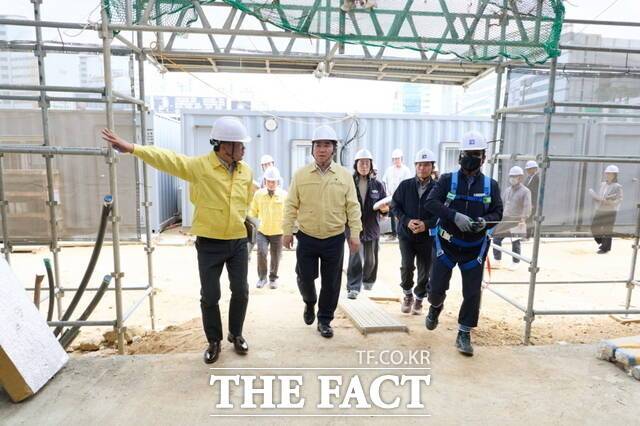 오세현 아산시장이 'The새로이센터' 건립 공사 현장을 찾아 공정 상황을 점검하고 있다. /아산시
