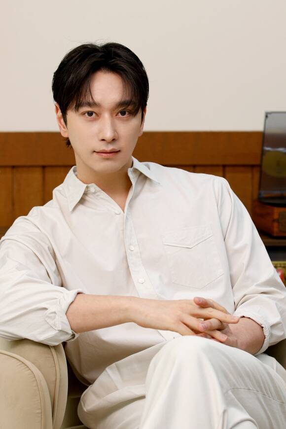 배우 황찬성이 <더팩트>와 만나 지난 3일 공개된 넷플릭스 오리지널 시리즈 '사냥개들' 시즌2 관련 인터뷰를 진행했다. /엘줄라이엔터테인먼트