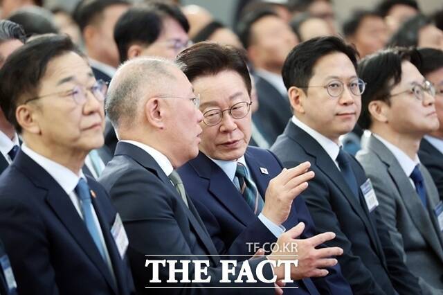 이재명 대통령과 정의선 현대자동차그룹 회장이 지난 2월 27일 전북 군산 새만금컨벤션센터에서 열린 '새만금 로봇·수소·AI시티 투자협약식'에서 대화하고 있다. /청와대통신사진기자단·뉴시스