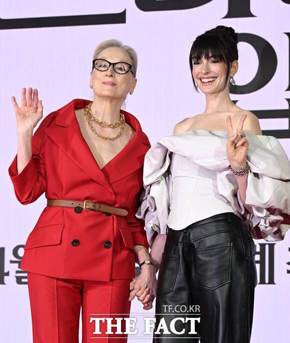 할리우드 배우 메릴 스트립(왼쪽)과 앤 해서웨이가 tvN 예능프로그램 '유 퀴즈 온 더 블럭'에 출연한다. 사진은 지난 8일 개최된 영화 '악마는 프라다를 입는다2' 내한 기자간담회에 참석한 모습. /이새롬 기자