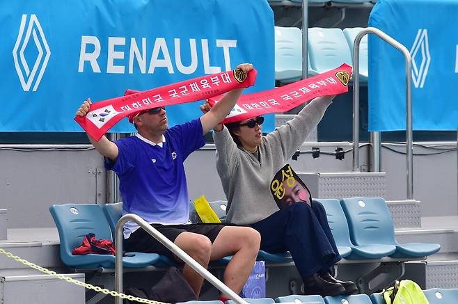 한국 선수들을 열렬히 응원하는 팬. 사진제공/부산오픈