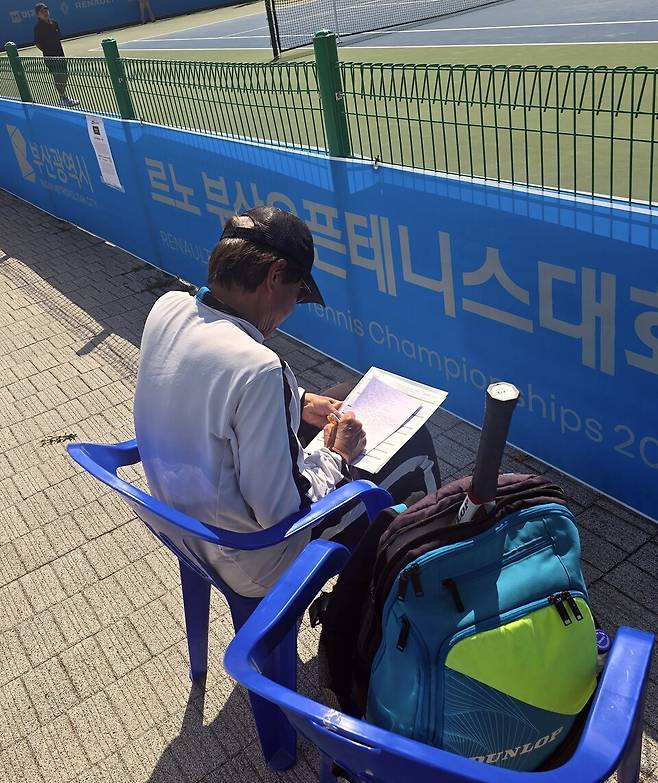 노구치의 코치가 경기 내용을 기록하고 있다.