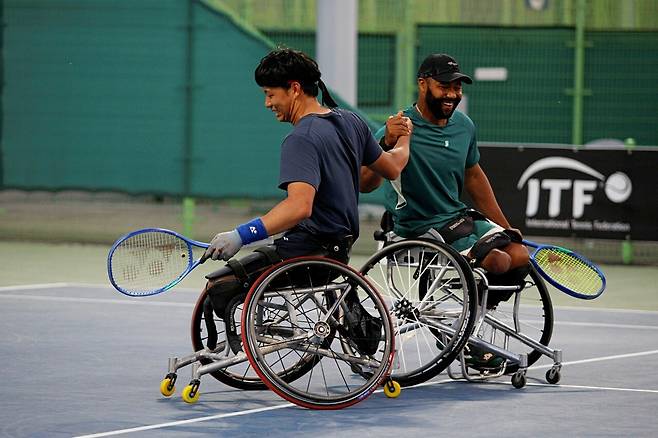 4강 진출을 확정하며 하이파이브를 하는 임호원과 로드리게스