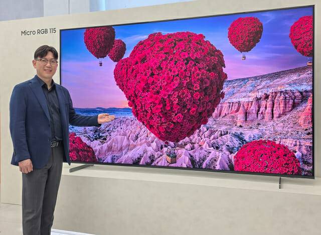 용석우 삼성전자 영상디스플레이사업부 사장이 '더 퍼스트룩 서울 2026' 행사에서 115형 '마이크로 RGB' TV를 소개하고 있다(사진=삼성전자)