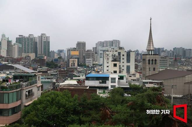 서울시가 정비사업 추진위원회와 조합을 대상으로 사업비 저리 융자를 지원한다. 한양도성에서 바라본 종로구 창신동 구시가지와 중구 황학동 재개발 아파트 단지.