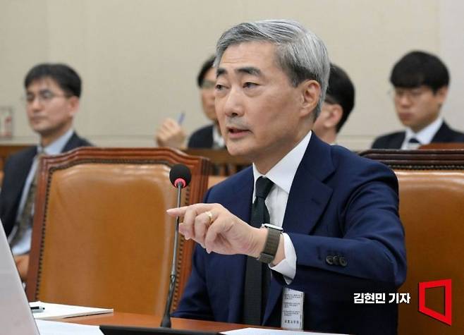 신현송 한국은행 총재 후보자가 15일 국회 재정경제기획위원회에서 열린 인사청문회에 출석해 의원 질의에 답변하고 있다.